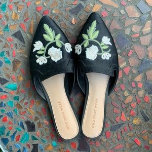 3/$15!! Embroidered Flower Black Pointed Toe Flats